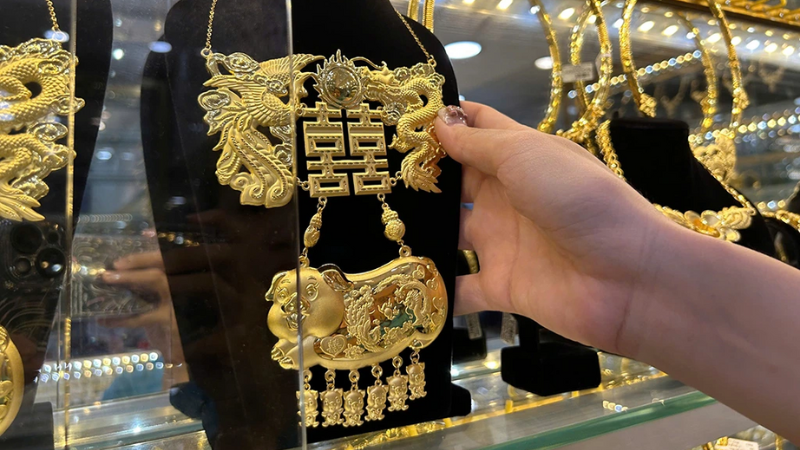 nhẫn cưới nên mua vàng gì